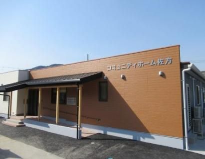 明るい外観の建物エントランス