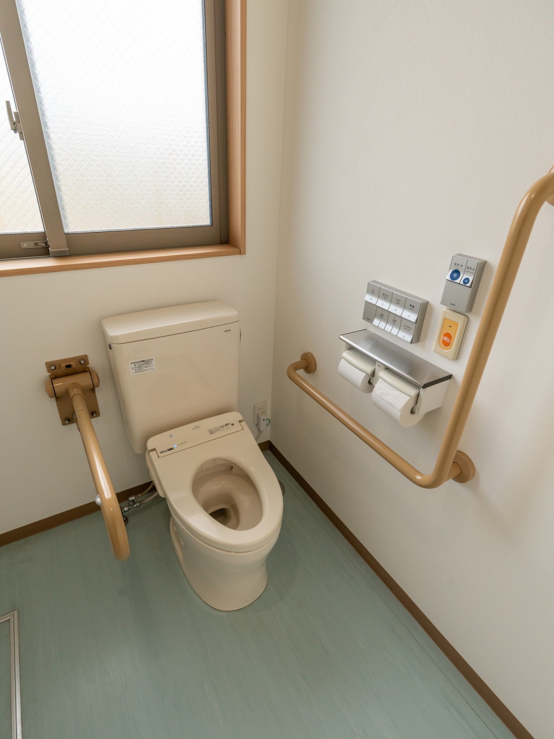 手すり付きのトイレ