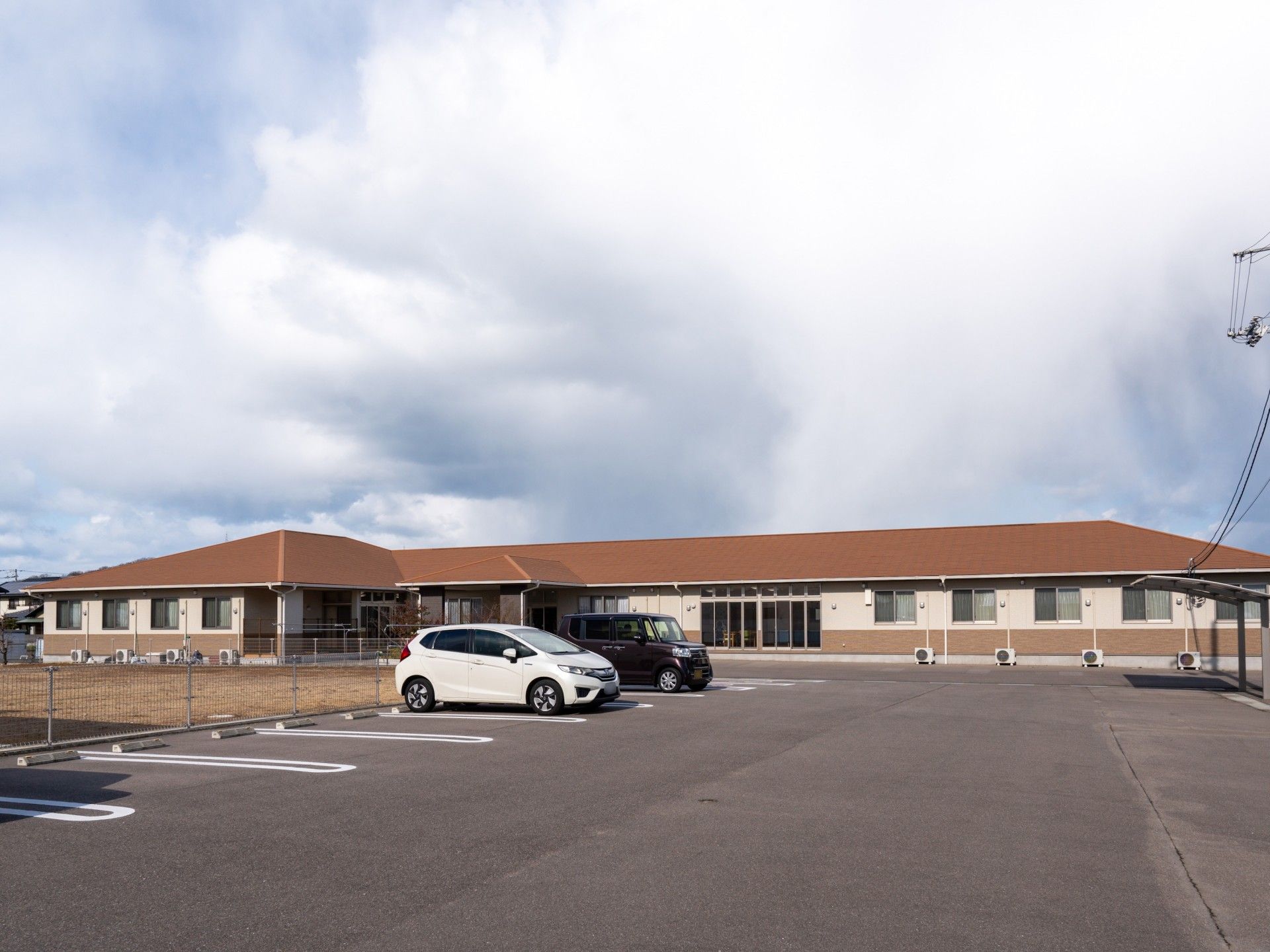 広い駐車場の建物外観