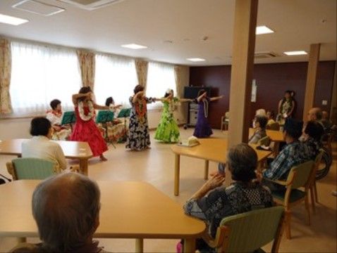 「四季彩 豊田」のイベント。フラダンス・ウクレレの鑑賞会。