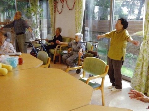 思い思いの姿勢で手を広げて体操をしている入居者様たち