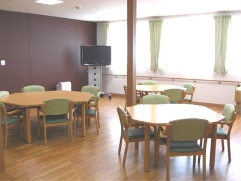 賑やかに過ごしてほしいので、円形のダイニングテーブルを採用。周り方の顔を見ながら、仲良くお食事や、会話を楽しんでいただける。