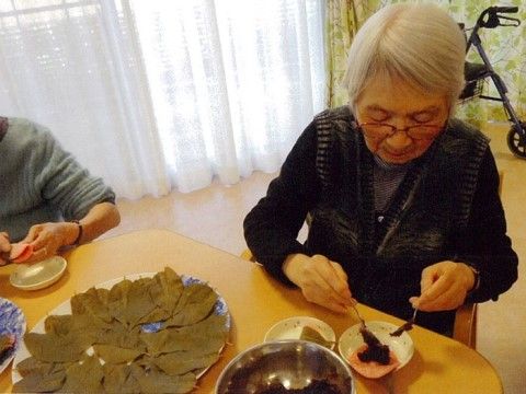 四季彩 四日市のイベントの一環。入居者も参加しておやつ作りをする。