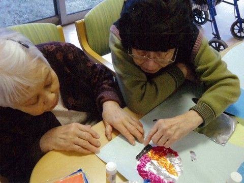 四季彩 四日市のレクリエーション。みんなで工作をします。