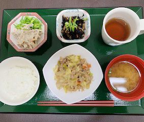 ひじき煮とごぼうサラダ、ごはんと味噌汁が付いたメニュー