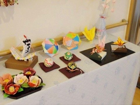 施設ではレクリエーションの時間を設けている。リビングには、折り紙や和紙などで作った素晴らしい作品が展示されている。