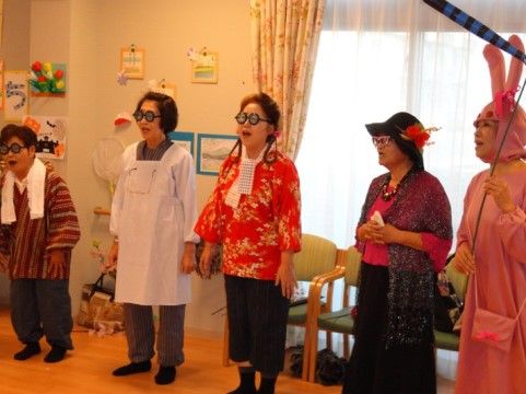 四季彩 羽島のイベント。歌のパフォーマンス。