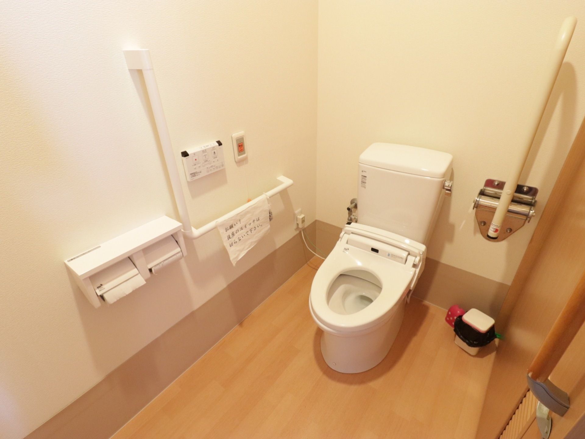 手すりがついており、立ち座りが楽にできる。呼び出しボタンがトイレの近くについているため、一人でも安心して使用することが可能。