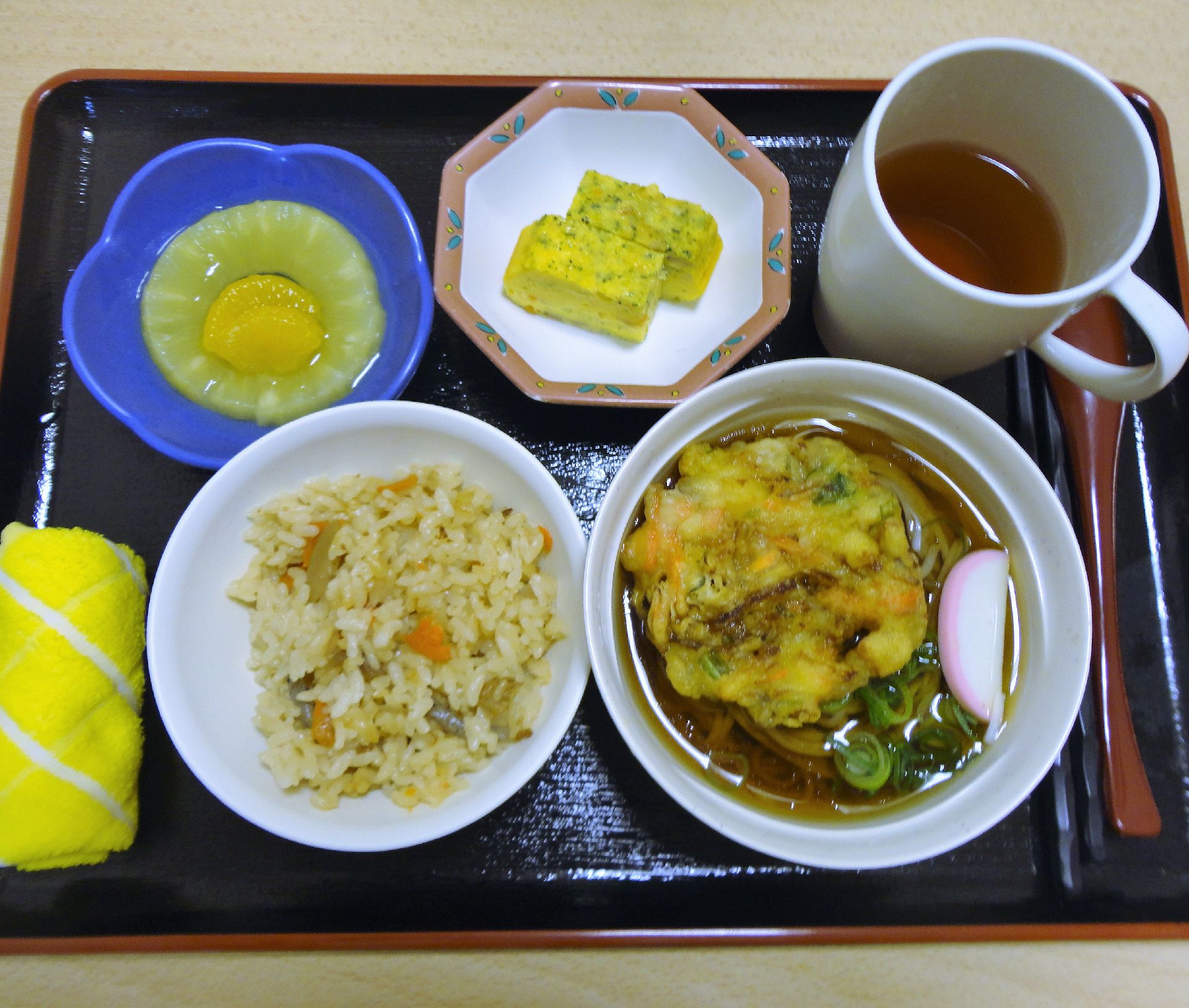 デザートと卵焼きが付いた、炊き込みご飯と、かき揚げそばのセット