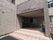 建物の入口に施設名が掲げられており、壁紙もシックな色で落ち着いた印象である。玄関前に受付があって防犯面で安全である。