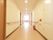 一直線の通路の両側に居室が並んでいる。通路の壁側には手すりがついており、体が不自由な方でも安心して歩行できる。