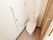 温水洗浄機能付きトイレがあり、壁にはタオル掛けが備え付けてある。ドアは引き戸式になっている。呼び出しボタンが白い壁に取り付けてある。