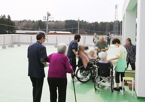 屋上での交流の様子