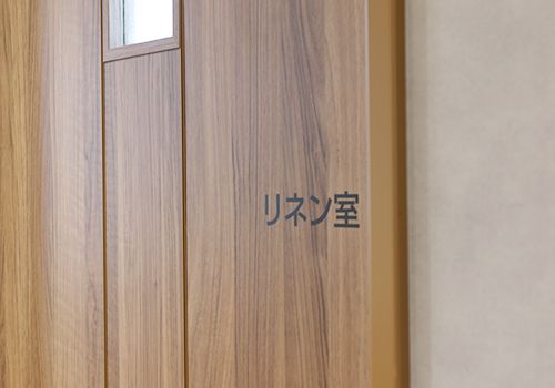 リズミカルな木目の扉