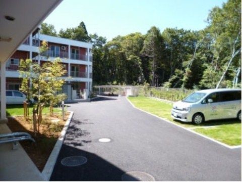 施設周辺は、自然に恵まれた緑の多い環境である。天候に恵まれた暖かな日には、ウォーキングや日向ぼっこが最適である。