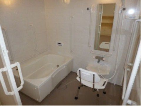 施設内には、最新式のユニットバスを完備している。浴室内は常に適温なので、ヒートショックのリスクが軽減される。