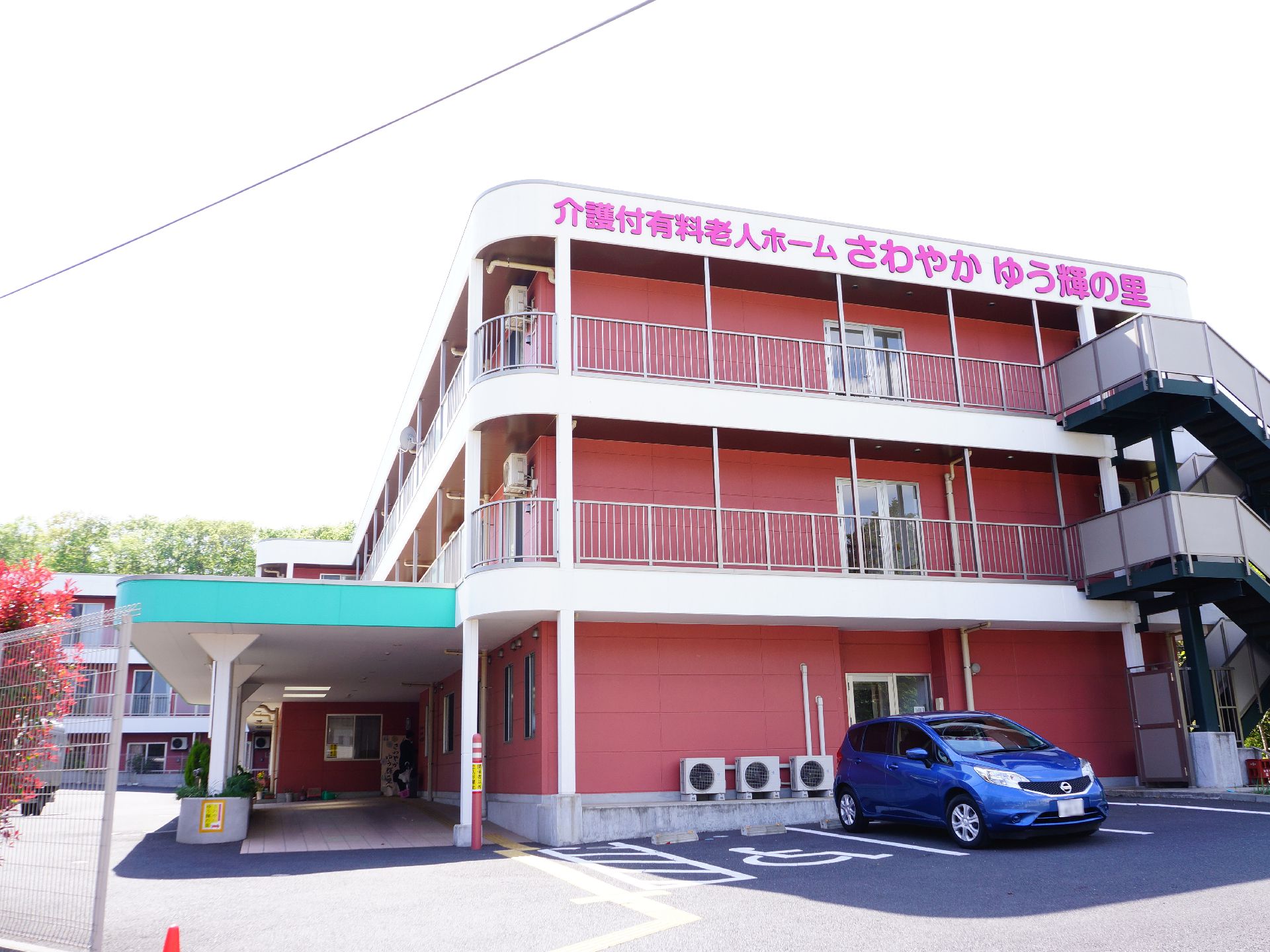 施設には駐車場が存在している。駐車場はコンクリートなので、車を停めやすくなっている。車は3台停めることが出来る。