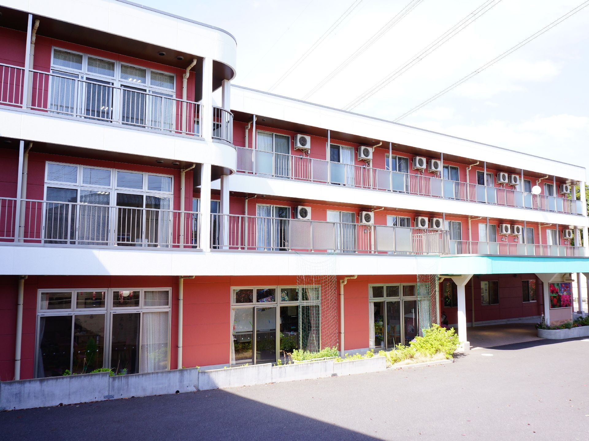 施設の壁の色は赤色となっている。また、屋根などに白色を使っており、赤色と白色の二色の建物のように外からは見える。