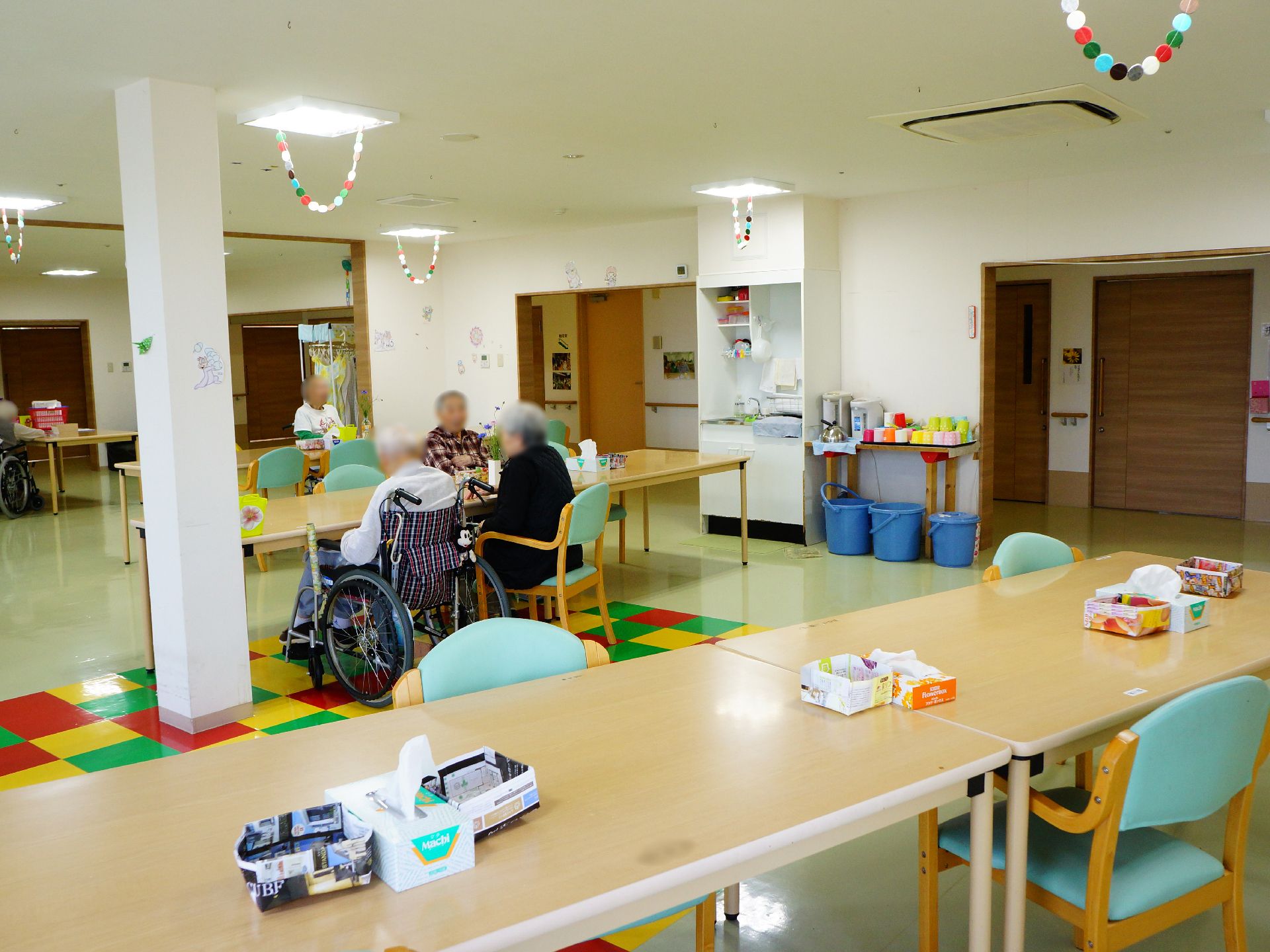 交流スペースにはテーブルを用意している。しかしそれほどたくさんの椅子は用意していない。それは車椅子の方がテーブルを使うためである。