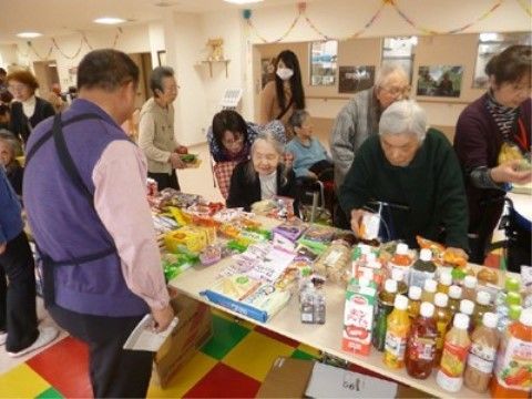 施設に出張出店したお店で、食料品などの買い物を楽しむ入居者