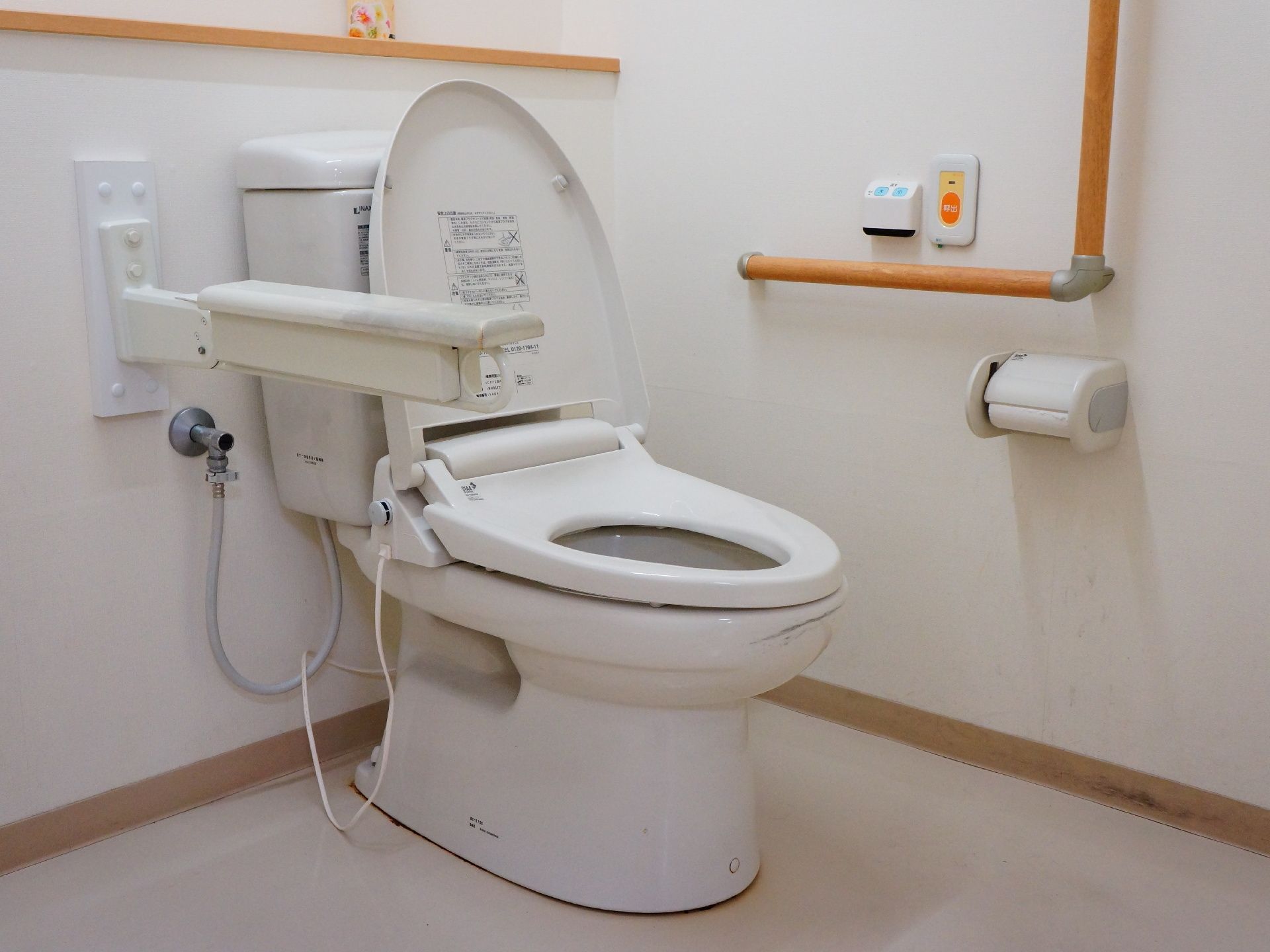 トイレにはL字型の手すりが設置されている。またウォシュレットのような便利な機能もついていて、利用できる。