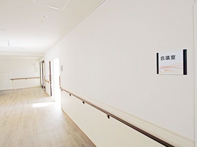明るい廊下の風景