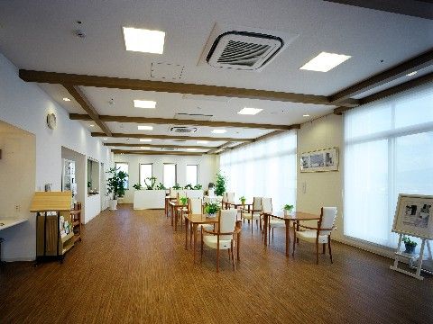 多くの人が同時に食事ができるダイニングあり、ホテルのレストランを思わせる雰囲気の空間が演出されている。