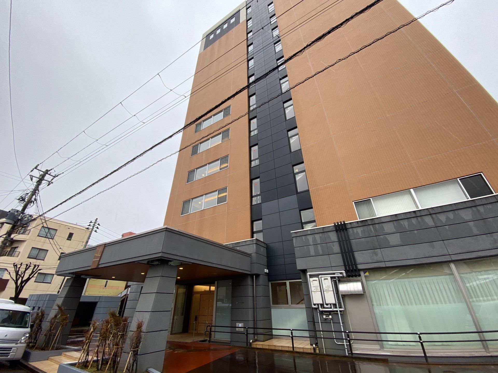 多階層の建物正面