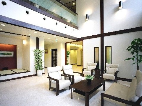 施設には広いロビーがあり、待ち合わせや談笑など、さまざまな用途で使用できるソファーイスが置いてある。
