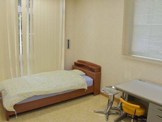 ベッドと事務机がある部屋