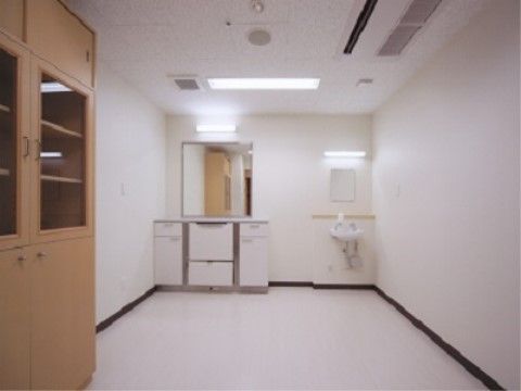 化粧台と鏡付きの手洗い器が横並びで設置されたスペース