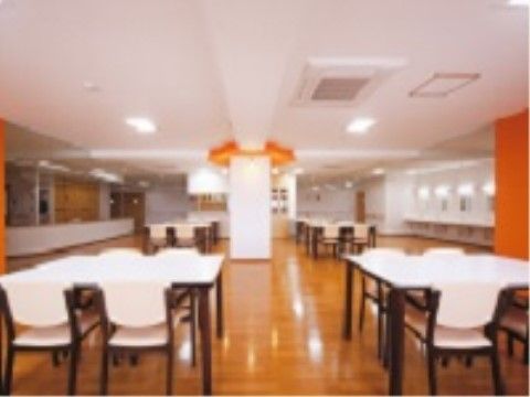 4人掛けテーブルがゆとりをもって並べられた広いダイニングルーム