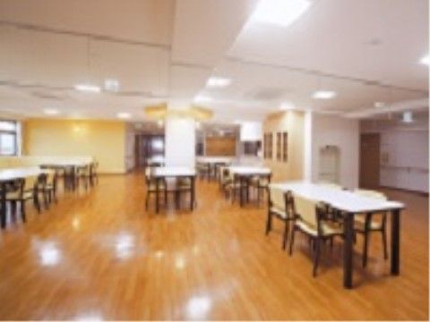 床はナチュラルブラウンのフローリングで、落ち着いた雰囲気を感じられる。天井が高く、開放的な空間である。