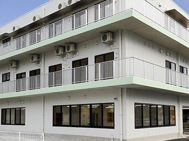 白い外壁の建物