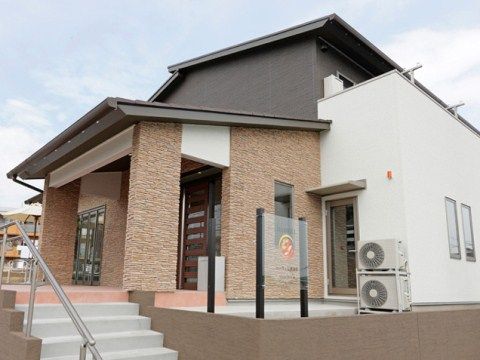 玄関前に階段が設けられている施設の外観