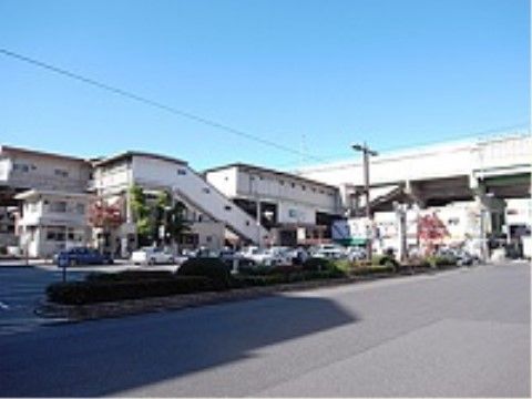 駐車場に複数の車が停められているJRの駅付近の様子