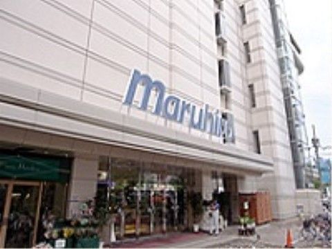 ストライプ模様の百貨店の建物外観