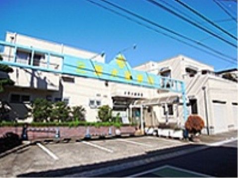 白い建物の前にある車の停められていない駐車場