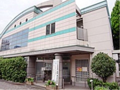 薄いベージュに薄い緑色のラインの入ったデザインの建物