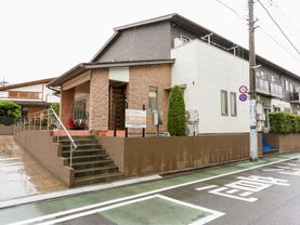 階段とスロープになっている外観