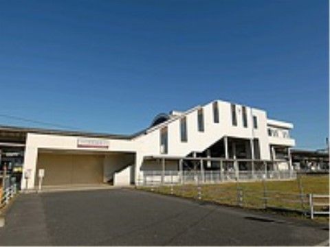 きれいな白い外壁の駅舎の二階に改札がある。駅の周囲に大きな目立つ建物はなく、駅前の広場は広々としている。