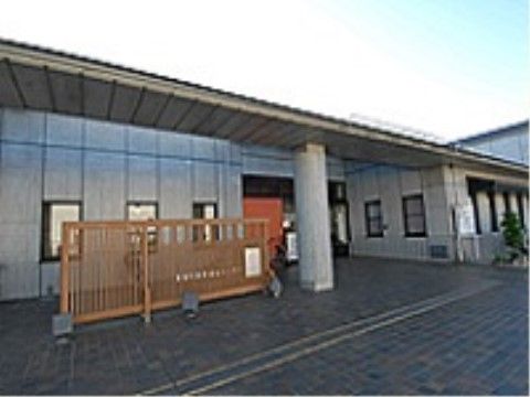窓がいくつも付いている平屋の大きな建物である。建物前は広いスペースになっていて一面に石畳が敷かれている。