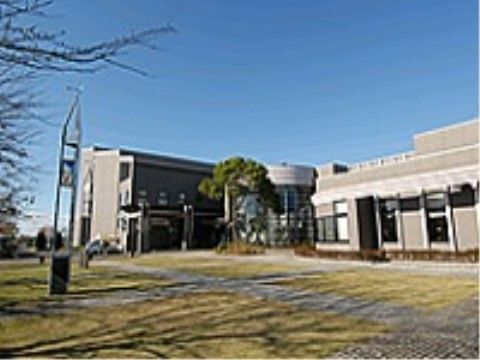 建物前の広場はきれいに整備されており公園のようになっている。芝生に石畳の通路があり木が植えられている。