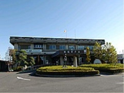 ２階建ての建物である。入口は緩やかなスロープになっていて手すりが付いている。建物前はロータリーになっている。
