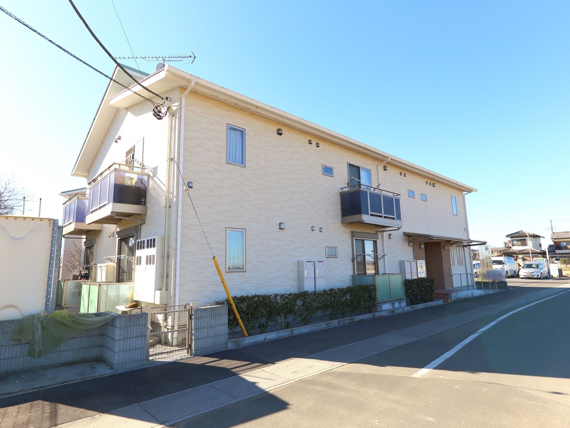 ２階建てである。オフホワイトの外観で清潔感があり、自宅アパートへ帰って来たような安心感を与えてくれる。
