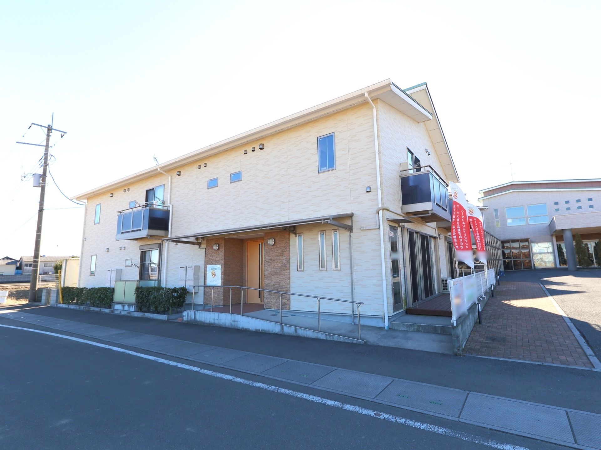 近くに畑がある。騒音の心配がない静かな場所に建っている。各部屋にベランダがあり洗濯物が干せるようになっている。