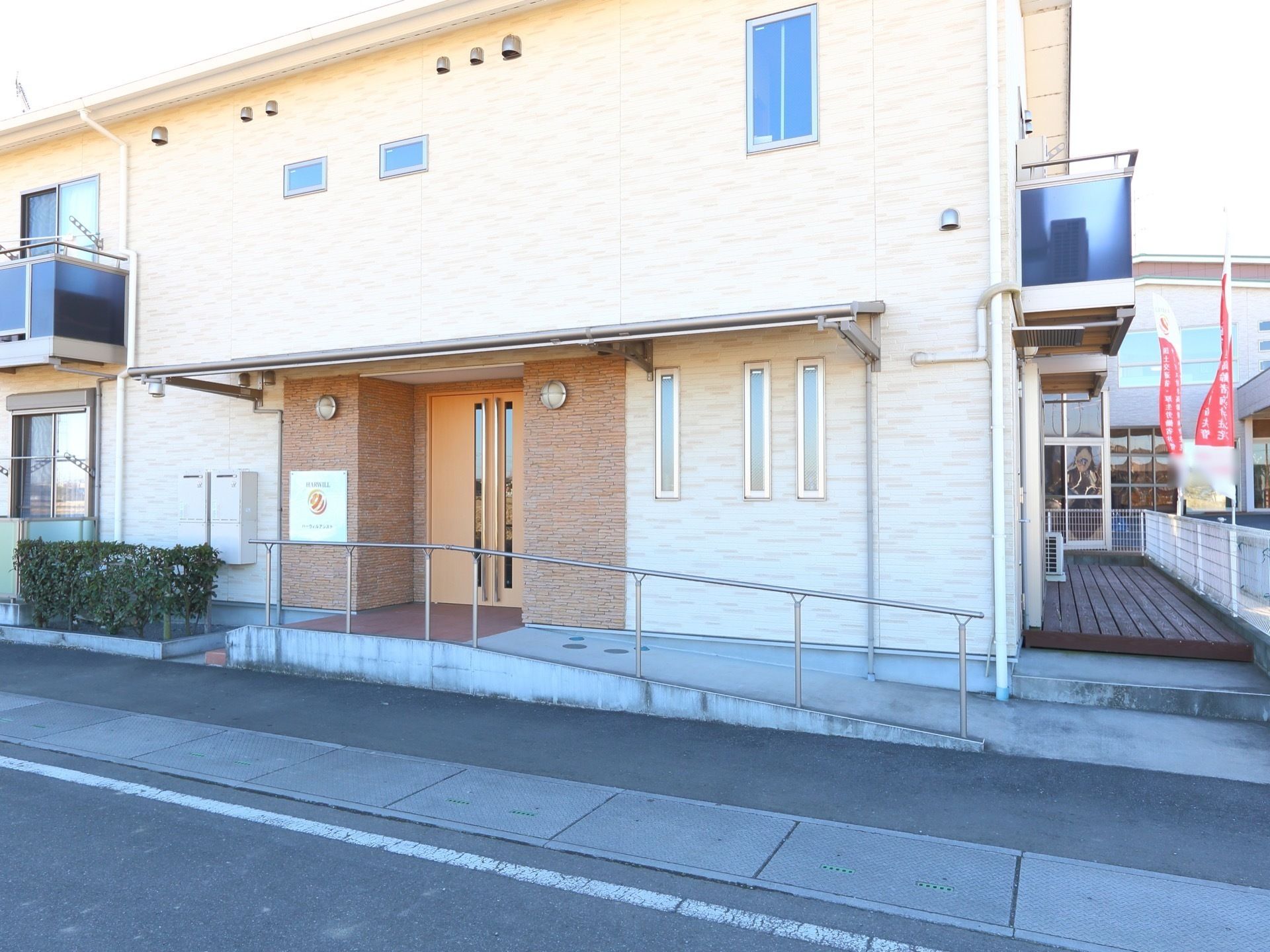 入り口に向かって階段と緩やかなスロープが設置された正面玄関