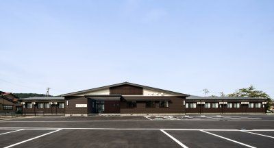 広々とした駐車場の施設