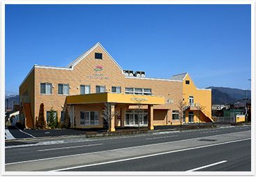 明るい外観の建物