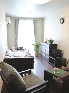 個室には、入居者様が使い慣れた家具を持ち込んでいただける。エアコンがあり、季節を問わず快適に生活していただける。